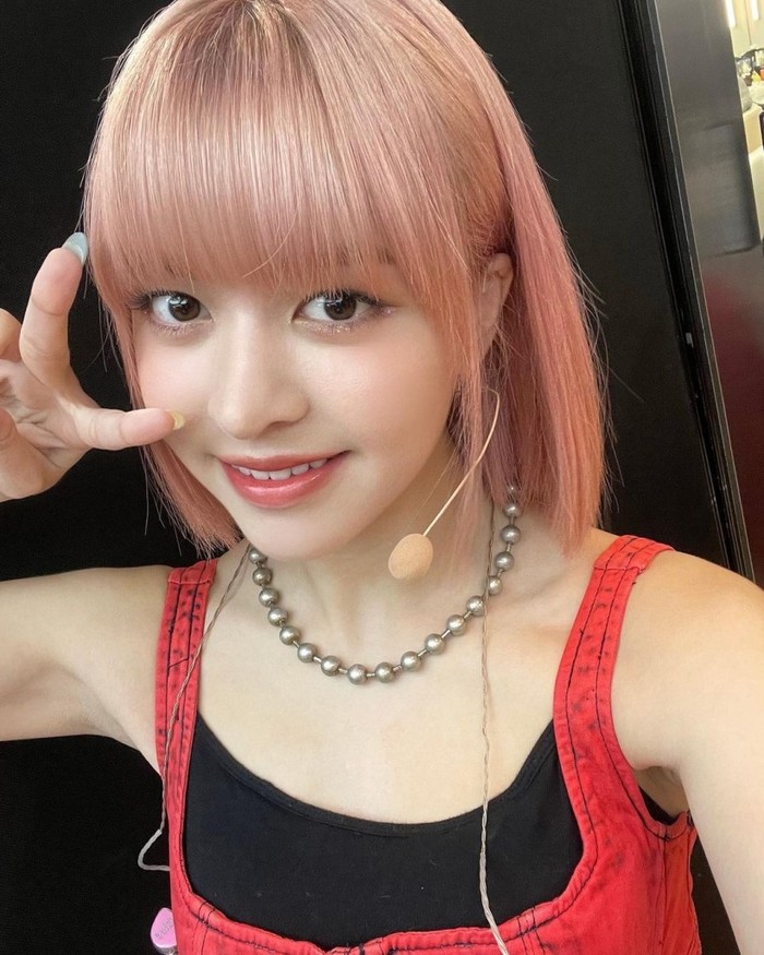 Dalam comeback “DICE”, Lily NMIXX dengan berani bertransisi dari rambut hitam dan pirang ikoniknya ke warna pink yang menawan. Peralihan ke warna pink di tengah promosi menambah pesona dan vitalitas pada penampilannya./ Foto: kpopstarz.com