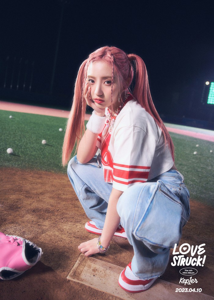 Dalam “Queendom 2”, Yeseo mengubah rambut coklat khasnya menjadi pink cerah. Sebagai member termuda, peralihan warna rambutnya ini menambah keindahan dan daya tariknya./ Foto: twitter.com/official_kep1er