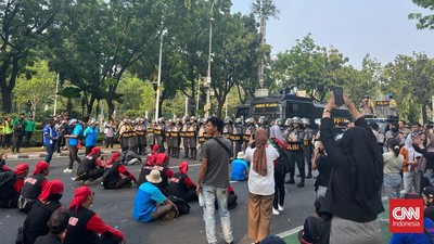 Massa demonstrasi yang menuntut kenaikan UMP menolak bubar dari Balkot DKI. Polisi hingga menggontong sejumlah peserta aksi.