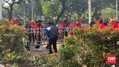 Demo UMP DKI Ricuh, Buruh Copot Pagar Balai Kota Massa buruh mencopot pagar gerbang Balai Kota DKI Jakarta dalam demonstrasi menuntut kenaikan UMP 2024. Aksi ini berujung ricuh dengan aparat.