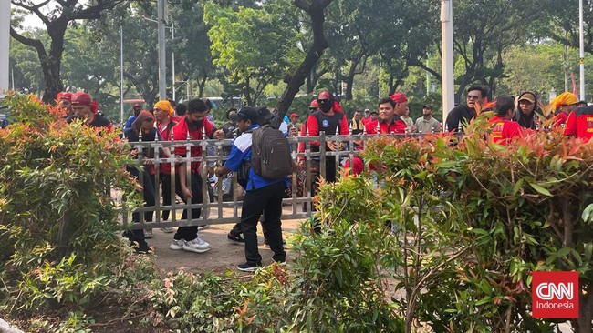 Demo UMP DKI Ricuh, Buruh Copot Pagar Balai Kota Massa buruh mencopot pagar gerbang Balai Kota DKI Jakarta dalam demonstrasi menuntut kenaikan UMP 2024. Aksi ini berujung ricuh dengan aparat.