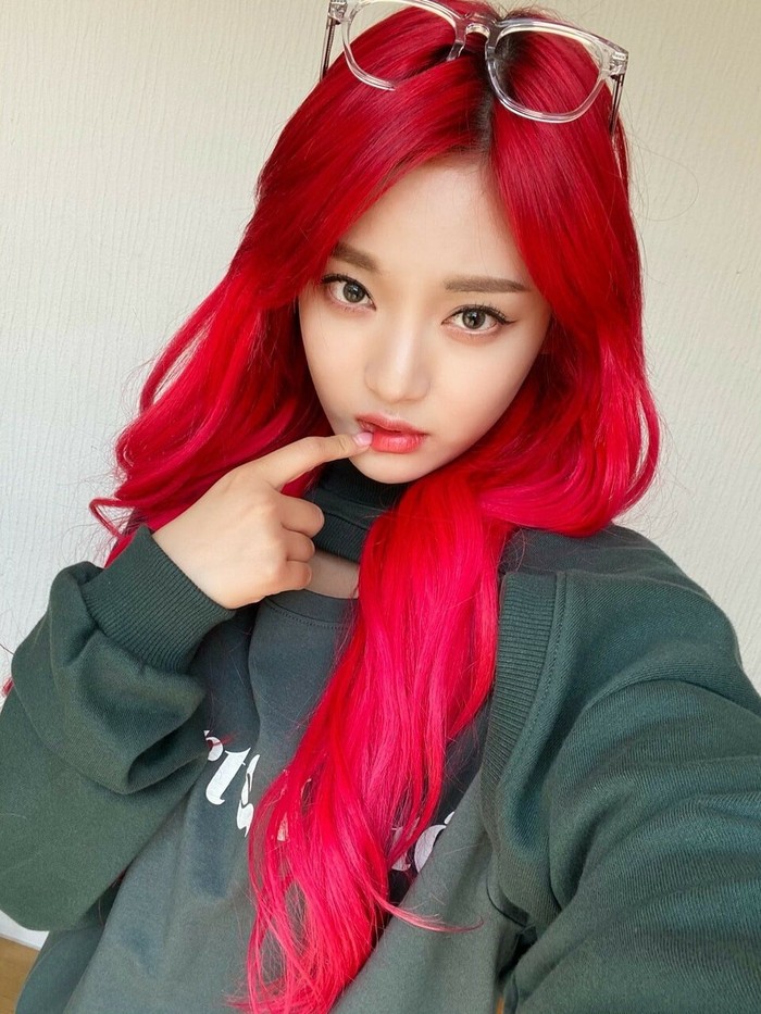 Di dunia K-pop, rambut merah berhasil meningkatkan pesona sang idol dari banyaknya tren-tren warna rambut, dan Ningning menunjukkan bahwa warna rambut merah cerah adalah cara cerdas untuk tampil menonjol./ Foto: koreaboo.com