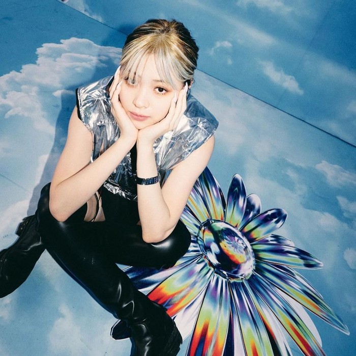Di era “Crazy In Love”, Ryujin menawarkan sentuhan segar pada tren Cruella. Alih-alih belahan setengah pirang setengah hitam seperti biasanya, ia hanya fokus pada bagian atas dan depan rambutnya./ Foto: instagram.com/itzy.all.in.us