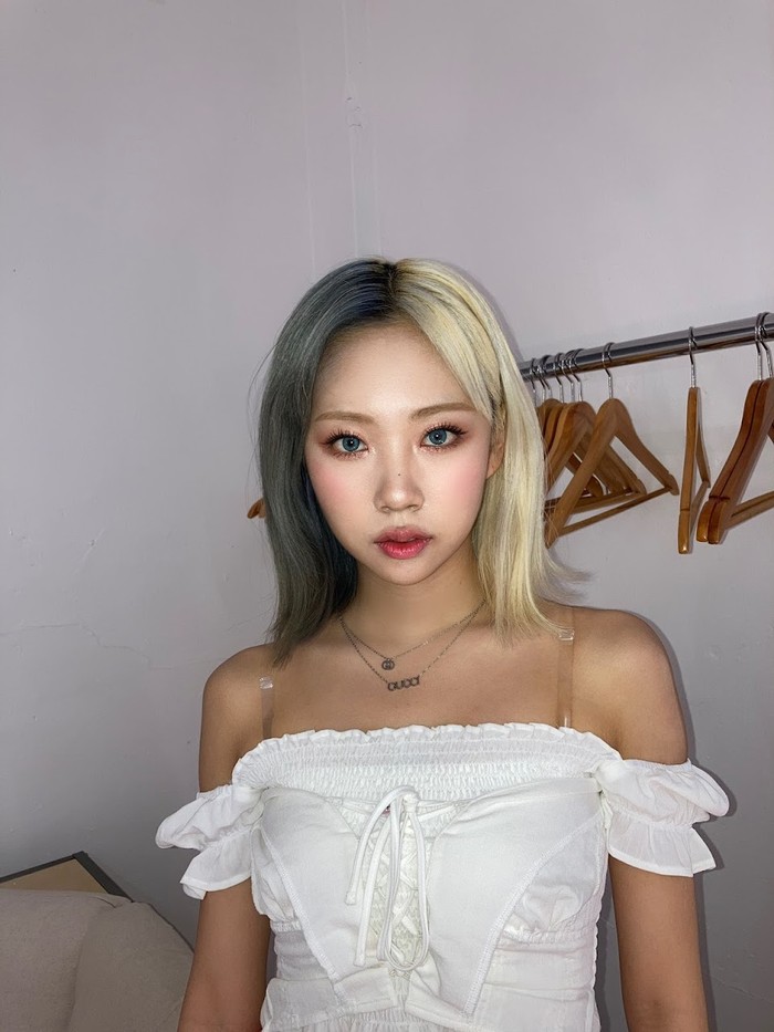 Dosie Purple Kiss tampil paling mencolok dalam music video “Zombie” dengan gaya rambut yang terinspirasi dari Cruella. Tampilan dua warna yang unik ini sangat menarik dan membuat aura Dosie sangat terpancar./ Foto: koreaboo.com