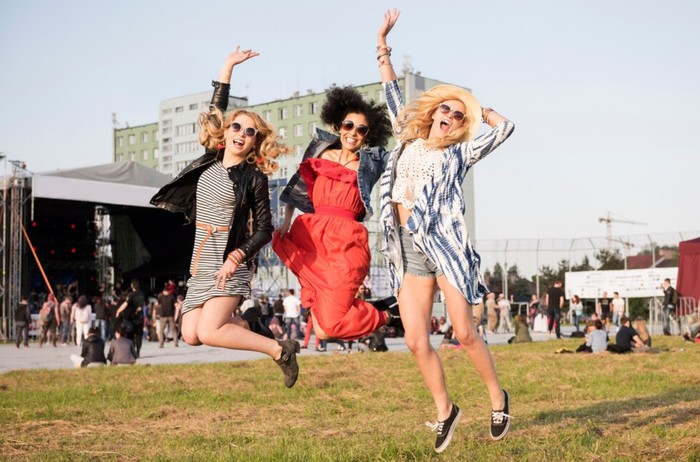 Libra dikuasai oleh Venus yang memberikan mereka sifat alami yang ramah dan menyenangkan. Zodiak ini sangat serius dalam menjalin pertemanan dan berusaha keras untuk mempertahankan hubungan persahabatan mereka.