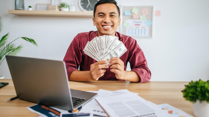 Uang gaji baru cair, semangat belanja sedang tinggi, dan banyak orang cenderung membeli barang atau jasa tanpa pikir panjang.