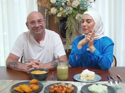 Keseruan Irish Bella Ajak Ayah Bule Cicipi Makanan Indonesia, Makan Risol Pakai Garpu Bun
