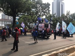Buruh Demo Jelang UMP Diumumkan, Jalan Depan Balkot DKI Ditutup