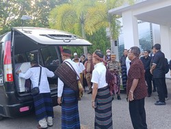 Jenazah Uskup Agung Ende Tiba di Kupang, Disambut Tokoh-Biarawan