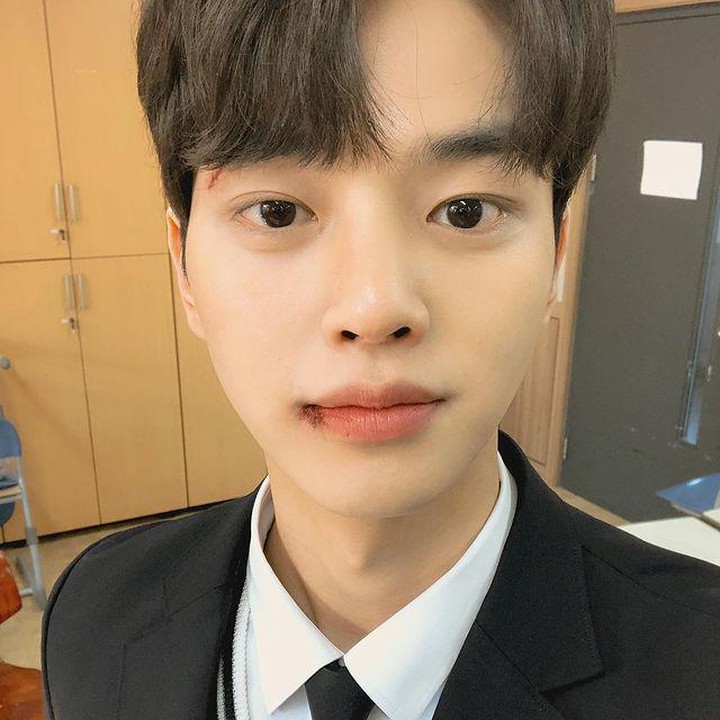 <p>Masih dari <em>Love Alarm</em>, potret ini menampilkan dirinya sebagai Hwang Sung-oh di musim pertamanya. Tampak make-up luka di ujung bibir dan pelipisnya.  (Foto: Instagram @songkang_b)</p>