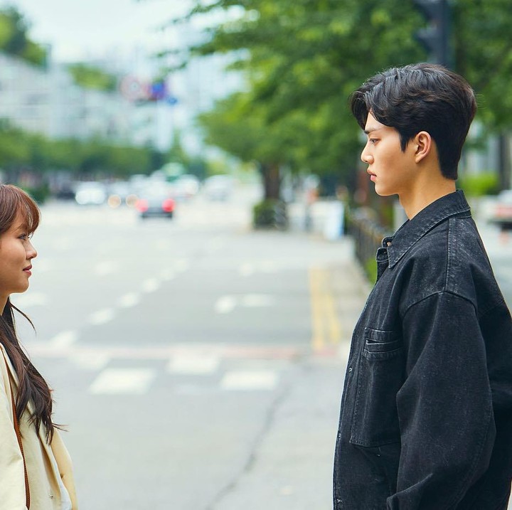 <p>Di potret ini, karakter Song Kang, Hwang Sun-oh, dan karakter Kim So-hyun, Kim Jo-jo, sedang berdiri menatap satu sama lain. Terasa ada percikkan asmara di antara keduanya. Ekspresi Song Kang tampak dingin sekali ya, Bunda? (Foto: Instagram @songkang_b)</p>