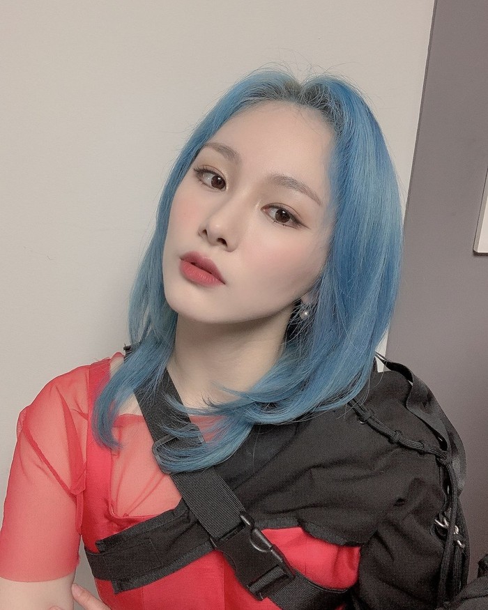 Mia EVERGLOW dengan berani menampilkan gaya rambut dinamis dalam berbagai warna, membuatnya menciptakan efek yang menarik dan misterius, seperti warna biru cerah yang memberikan kesan kuat dan menawan./ Foto: instagram.com/official_everglow