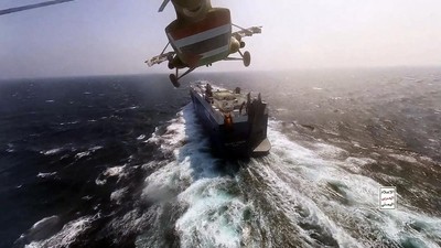 Milisi Houthi menggunakan helikopter militer hingga senapan canggih saat membajak salah satu kapal komersial terkait Israel di Laut Merah pada November lalu.