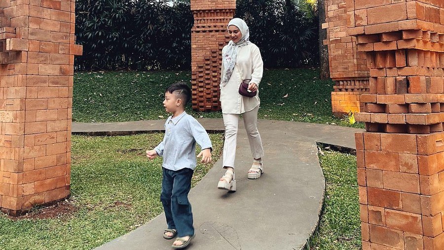 Momen liburan Irish Bella dan anak-anak Momen liburan Irish Bella dan anak-anak