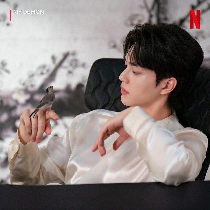 <p>Dalam snippet ini, Song Kang berperan menjadi iblis tampan bernama Jung Koo Won dalam drakor My Demon yang tayang 24 November 2023 ini. Berpose dengan burung kecil di jarinya, karismanya jadi makin meningkat ya, Bunda? (Foto: Instagram @netflixkcontent)</p>