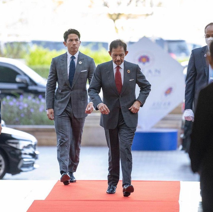 <p>Setelah bercerai, Mariam harus tinggal di luar Istana Brunei. Sementara itu, Mateen tetap berada di samping sang Ayah hingga saat ini. (Foto: Instagram: @tmski)</p>