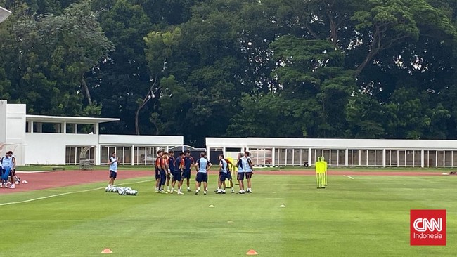 Sesi latihan timnas Spanyol U-17 di Stadion Madya, Selasa (21/11), sepi lantaran hanya diikuti delapan pemain jelang perempat final Piala Dunia U-17 2023.