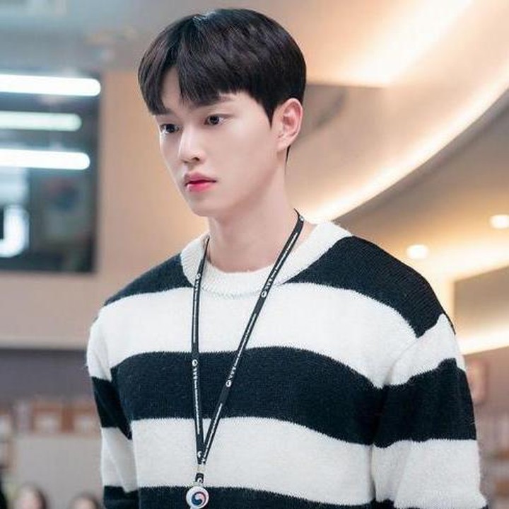 <p>Potret ini menampilkan Song Kang dalam drakor romantis <em>Forecasting Love and Weather</em>, Bunda. Berperan sebagai Lee Shi-woo, tampak wajah tampannya sedang sedikit terkejut dengan sesuatu. (Foto: Instagram @jtbcdrama)</p>