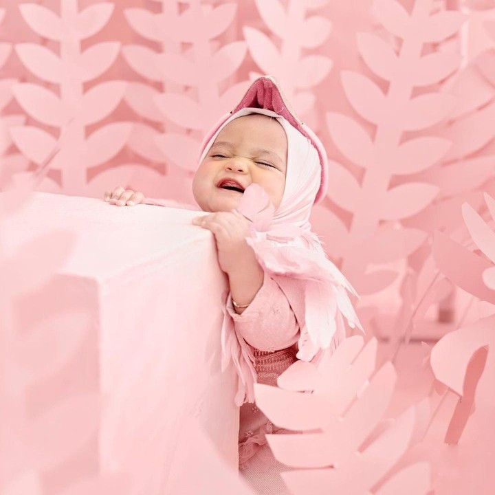<p>"Ini adalah bayi flamingo yang hari ini tepat sudah 1 tahun usianya. Solehah berkah bahagia sehat ceria sejahtera selalu doa dari kami untukmu @kamya_aisahanara," tulis Fitri Tropica. (Foto: Instagram: @fitrop)</p>