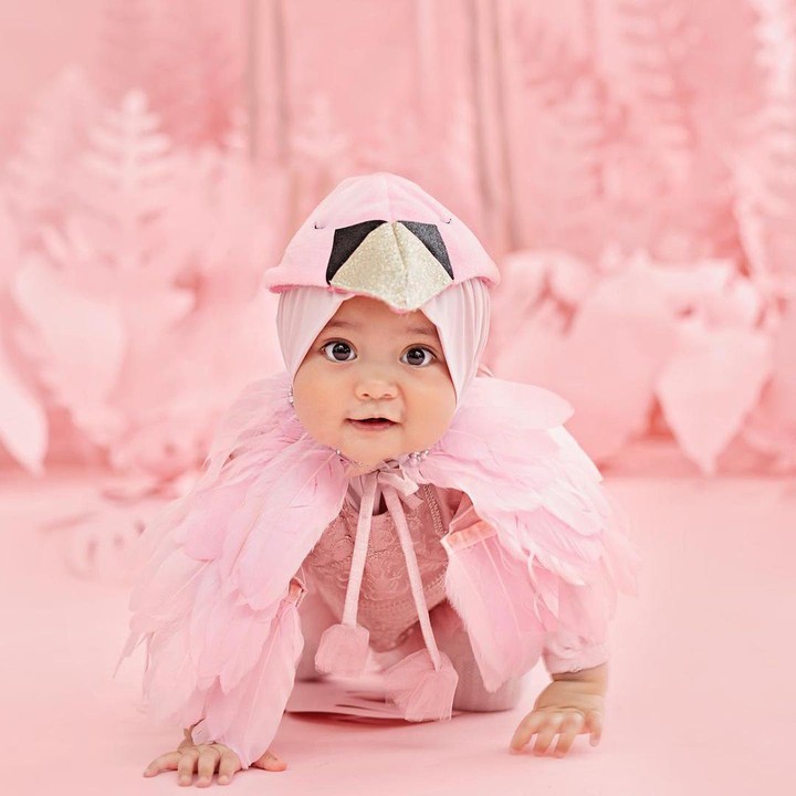 <p>Ketika Kamya berulang tahun, ia terlihat menggemaskan mengenakan kostum flamingo yang disertai dengan hijab warna pink. Potretnya ini dibagikan langsung oleh sang Ibunda pada laman Instagram. (Foto: Instagram: @fitrop)</p>
