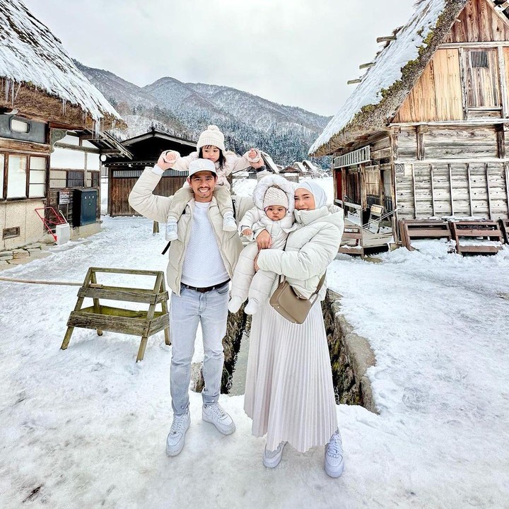 <p>Fitri Tropica menikah dengan Irvan Hanafi pada tahun 2014, Bunda. Dari pernikahan ini, Fitri dikaruniai dua orang anak berjenis kelamin perempuan. (Foto: Instagram: @fitrop)</p>