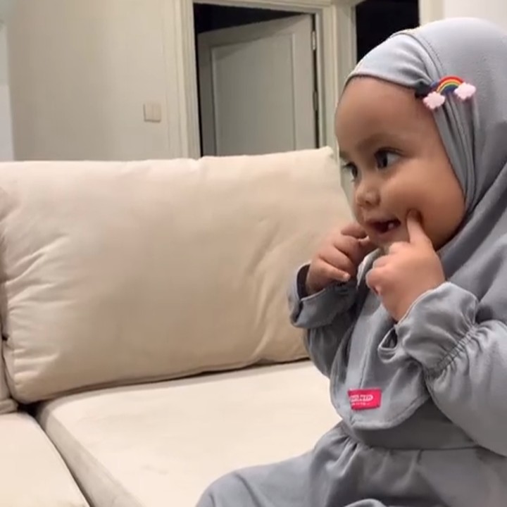 <p>Kamya sendiri kini sudah genap berusia 1 tahun. Meski begitu, wanita yang akrab disapa Fitrop ini telah mengajarkannya pendidikan agama mulai dari membaca Al-Fatihah hingga memakai hijab. (Foto: Instagram: @fitrop)</p>
