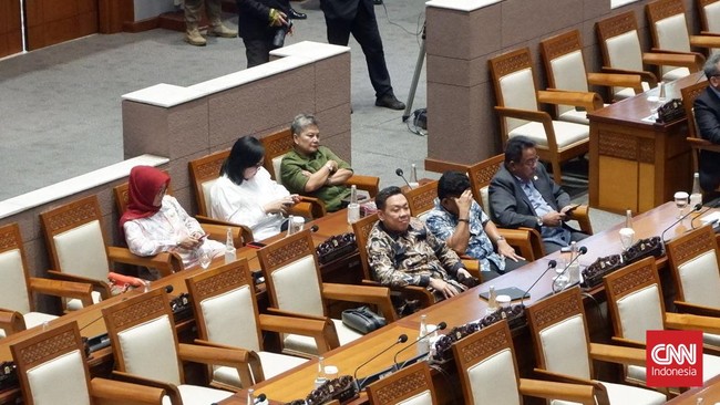 Politikus PDIP Ribka Tjiptaning protes usai skorsing rapat paripurna karena Menkumham Yasonna Laoly telat datang ke Kompleks Parlemen, Senayan, Jakarta.