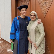 Gaya Wisuda Enzy Storia, Cerita Perjuangan Kuliahnya yang Penuh Lika-Liku
