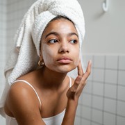 Skincare Routine Buat Kulit Berminyak, Bikin Glowing dan Bebas Jerawat Menurut Ahli