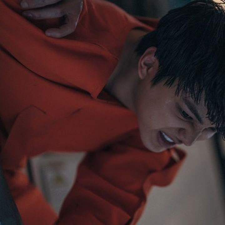 <p>Di potret terbaru dari snippet <em>Sweet Home Season 2</em> ini, tampak karakter Cha Hyun-soo sedang merengut kesal dan hendak meninju seseorang. Aura Song Kang sangat garang dan berbeda sekali dari biasanya ya, Bunda? (Foto: Instagram @netflixkcontent)</p>
