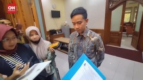 VIDEO: Kesal DItuding Punya Ijazah Palsu, Gibran Tunjukan Ijazah Asli
