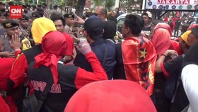 VIDEO: Massa Buruh Nyaris Ricuh Jelang Penetapan UMP DKI Hari Ini