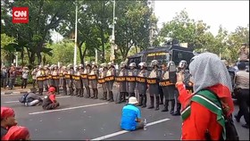 VIDEO: Aksi Buruh Copot Pagar Balai Kota kala Demo UMP DKI
