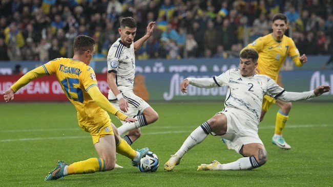 Kesuksesan Italia lolos ke Euro 2024 usai bermain imbang 0-0 lawan Ukraina, Senin (20/11) waktu setempat, diwarnai kontroversi.