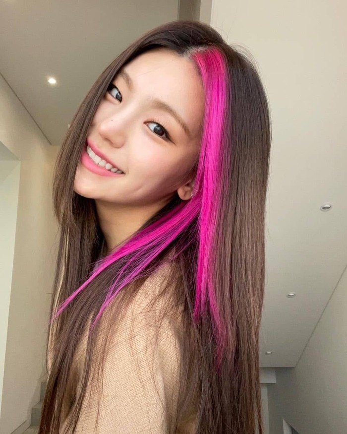 Yeji dengan sempurna mewujudkan aura yang kuat dengan rambut dua warnanya. Ia menggabungkan warna pink dan hitam eboni dalam album “Crazy In Love” yang terlihat berani sekaligus menyenangkan./ Foto: instagram.com/itzy.all.in.us