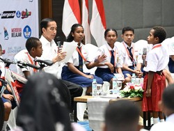 Ditanya Siswa SD Bangun Papua Mulai dari Mana, Jokowi: Pertanyaan Sulit