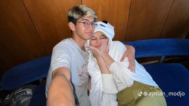 img-title 7 Gaya Pacaran Ayman Putra Duta Sheila On 7 & Kekasih, Mesra hingga Gendong Manja