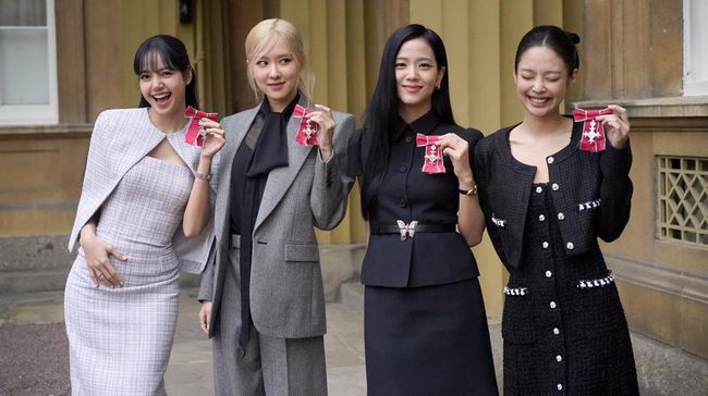 Jisoo, Jennie, Rosé dan Lisa BLACKPINK dapat penghargaan kehormatan MBE dari Raja Inggris Charles III atas peran di KTT COP26 di Glasgow.