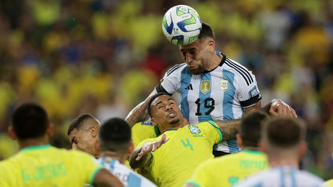 Timnas Argentina berhasil memenangi duel panas lawan Brasil dengan skor 1-0 pada laga Kualifikasi Piala Dunia 2026 di Stadion Maracana, Rabu (22/11).