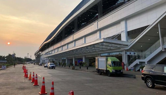 Damri dari dan menuju Bandara Internasional Soekarno Hatta kini bisa di akses dari Stasiun Kereta Cepat Halim. Layanan Damri berada di pintu utara area Stasiun Kereta Cepat Halim. Damri dari dan menuju Bandara Internasional Soekarno Hatta kini bisa di akses dari Stasiun Kereta Cepat Halim. Layanan Damri berada di pintu utara area Stasiun Kereta Cepat Halim.