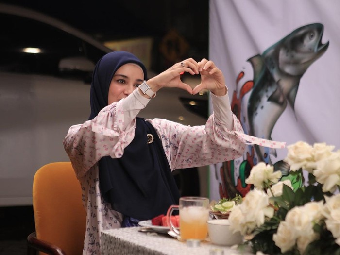 Dinner Romantis Teuku Wisnu dan Shireen Sungkar