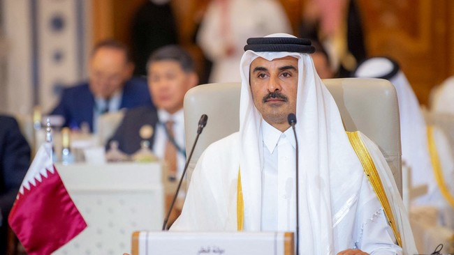 Qatar yang merupakan negara kecil kaya akan pasokan gas cair muncul sebagai pihak penengah dan menganjurkan dialog.