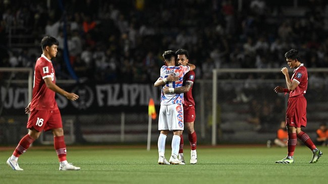 Shin Tae Yong menyoroti lapangan Rizal Memorial Stadium dalam laga Kualifikasi Piala Dunia 2026 Timnas Indonesia lawan tuan rumah Filipina.