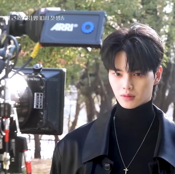 <p>Lagi-lagi foto bocoran <em>My Demon</em>, di sini tampak Song Kang sedang memasang ekspresi cool dengan pakaian elegen dan serba hitam. Apakah Bunda juga merasakan aura iblis tampan di adegan ini? (Foto: Dok. YouTube SBS Catch)</p>