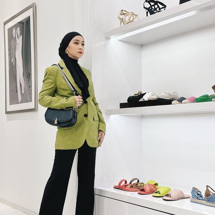 <p>Artis sinetron dan Bunda dua anak, Aryani Fitria, terpilih menjadi juara favorit di Gadis Sampul tahun 2002. Sejak saat itu, istri aktor Donny Michael ini mulai sering membintangi sinetron dan Film televisi (FTV). (Foto: Instagram @aryanifitriana24)</p>