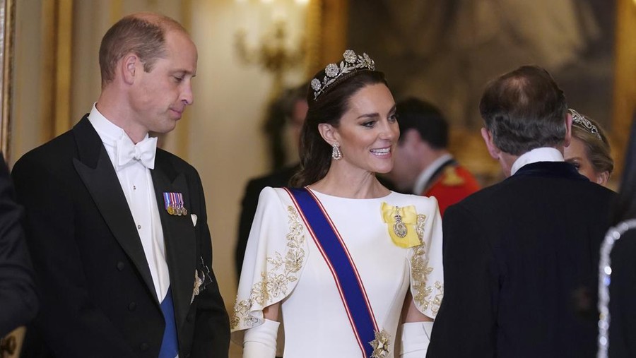 Gaya Kate Middleton Sambut Presiden Korea Selatan The Princess of Wales, President of South Korea Yoon Suk Yeol, King Charles III and Queen Camilla at the state banquet at Buckingham Palace, London, Tuesday, Nov. 21, 2023 for the state visit to the UK by President of South Korea Yoon Suk Yeol and his wife Kim Keon Hee. (Aaron Chown/Pool Photo via AP)