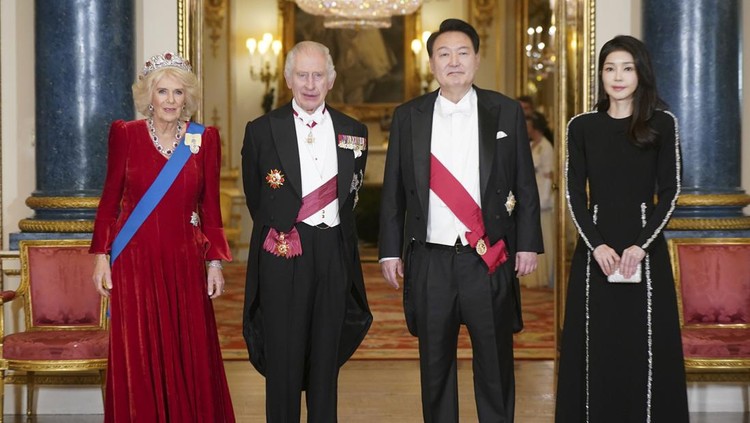 From left, Britain's Queen Camilla, King Charles III, President of South Korea Yoon Suk Yeol and his wife Kim Keon Hee ahead of the State Banquet, for the state visit to the UK by President of South Korea, at Buckingham Palace, London, Tuesday, Nov. 21, 2023. (Yui Mok/Pool Photo via AP)
