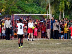 Main Bola Bareng Pelajar di Biak, Jokowi: Motivasi Anak-anak