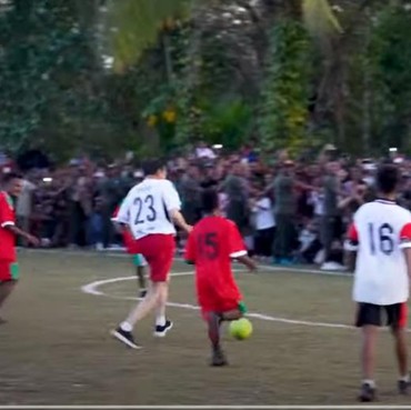 Main Bola Bareng Anak Papua, Kaki Jokowi Bikin Salah Fokus