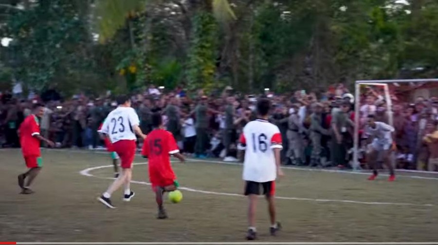 Jokowi (nomor punggung 23) saat bermain bola di Papua (YouTube Sekretariat Presiden)
